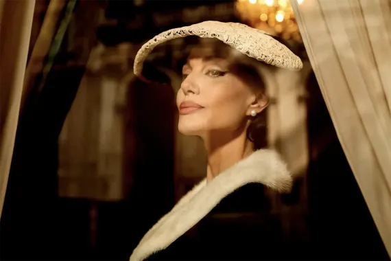 Maria s Angelinou Jolie rozehrává hru s kýčem. Nedaří se jí ale na plné čáře vyhrát