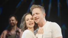 Když z krize středního věku vznikne muzikál. Skvělý Branický zázrak Jana Svěráka je online