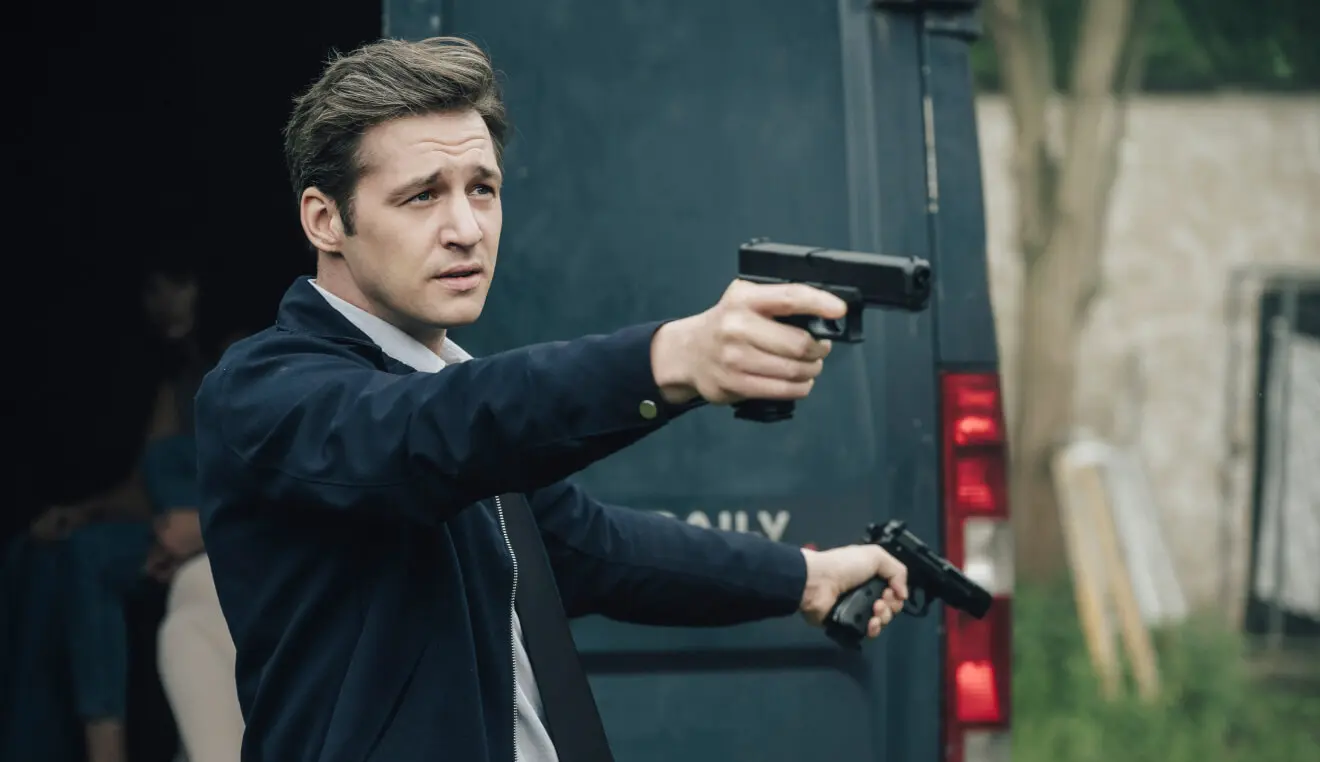 Recenze: Hrdina má víc štěstí než rozumu. I proto by lajdácká primácká krimi mohla u publika obstát