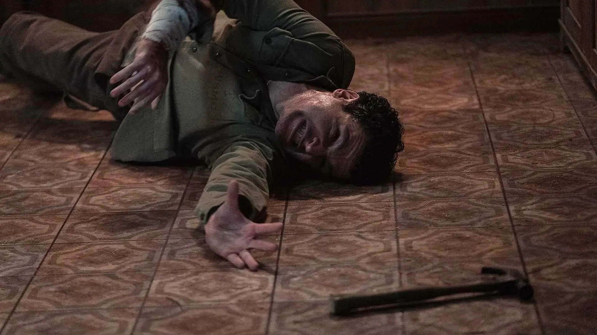 Recenze: Vlčí muž je jiným vlkodlačím hororem. Ze známého příběhu těží nový strach i emoce