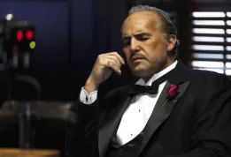Tohle vážně není Brando. Slavného Kmotra na první fotce oživuje zapomenutá hvězda Titanicu