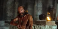 Pokračování Troji? Ralph Fiennes je drsný Odysseus, jenž v traileru popravuje manželčiny nápadníky