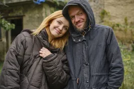 Holka od vedle je tak slabá romantika, že na ní je nejlepší přiznaně retardovaný Adam Mišík.