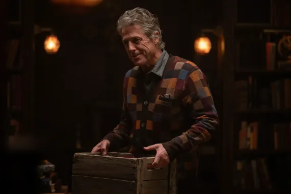 Heretik je děsivý jen díky Hughu Grantovi. Hororová obžaloba náboženství se plácá na místě