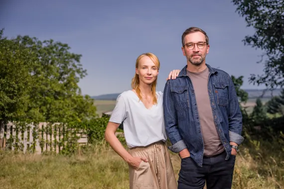 Vraždy v kraji se snaží o pohodovou kriminálku. Od temné a vážné konkurence se výrazně liší