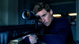 Den Šakala se od předlohy vzdaluje, ale ostudu jí nedělá. Komplexní seriál stojí na výborných postavách