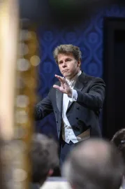 Jakub Hrůša diriguje Skrjabina a Suka