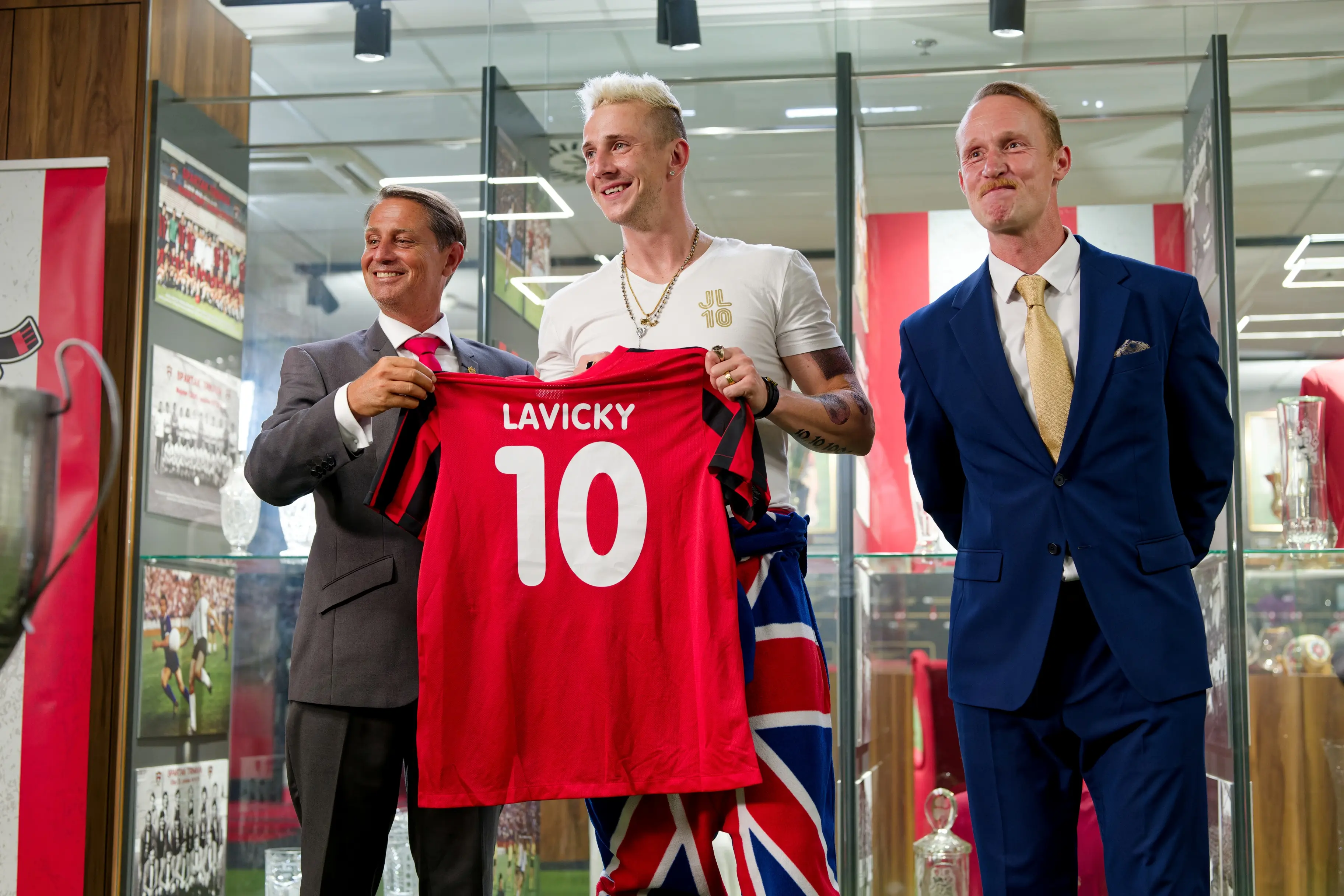 Druhý Vyšehrad nebude podívanou pro papeže. Lavi v šíleném traileru dobývá Anglii