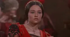 Zemřela Olivia Hussey, skandálně vysvlečená patnáctiletá Julie. Byla také hvězdou zásadního hororu