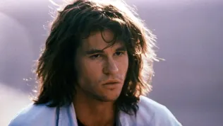 Přišel o hlas, ale vyprávět nezapomněl. Val Kilmer v 65 letech dávno nenastavuje egoistickou tvář