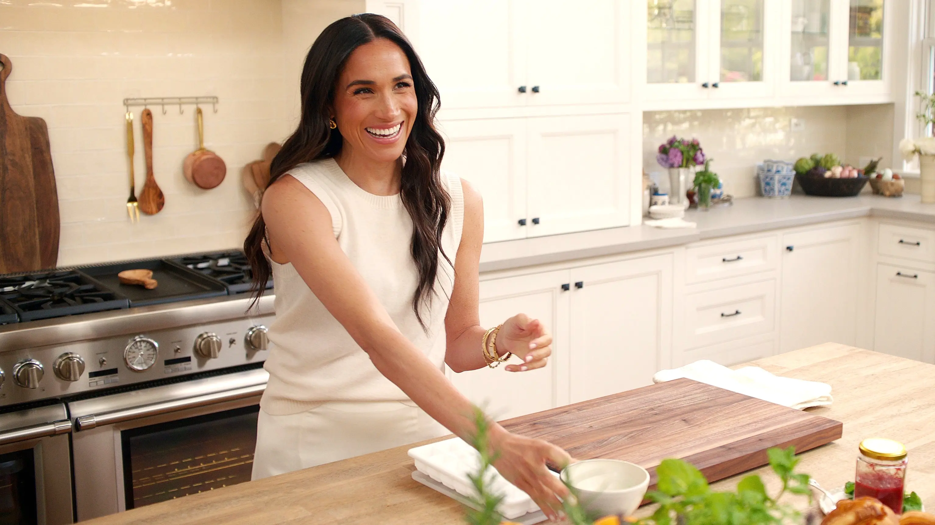 Meghan Markle se podělí o své kuchařské umění. Trailer na S láskou, Meghan srší pozitivní náladou