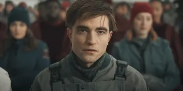 Mickey 17 je roztříštěným sci-fi gulášem. Zabíjení Pattinsona se samo zavede do slepé uličky