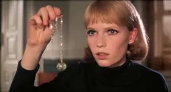 Mia Farrow slaví 80. Zazářila v ikonickém hororu, usvědčila Woodyho Allena a měla blízko k Havlovi