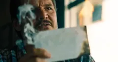 Nejšílenější jízda roku? Pedro Pascal zažehává v traileru hiphopové Pulp Fiction s hromadou mrtvých