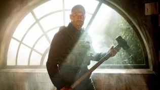 Jason Statham mlátí lidi a nudí. Working Man je béčkem, na které byl Stallone už starý