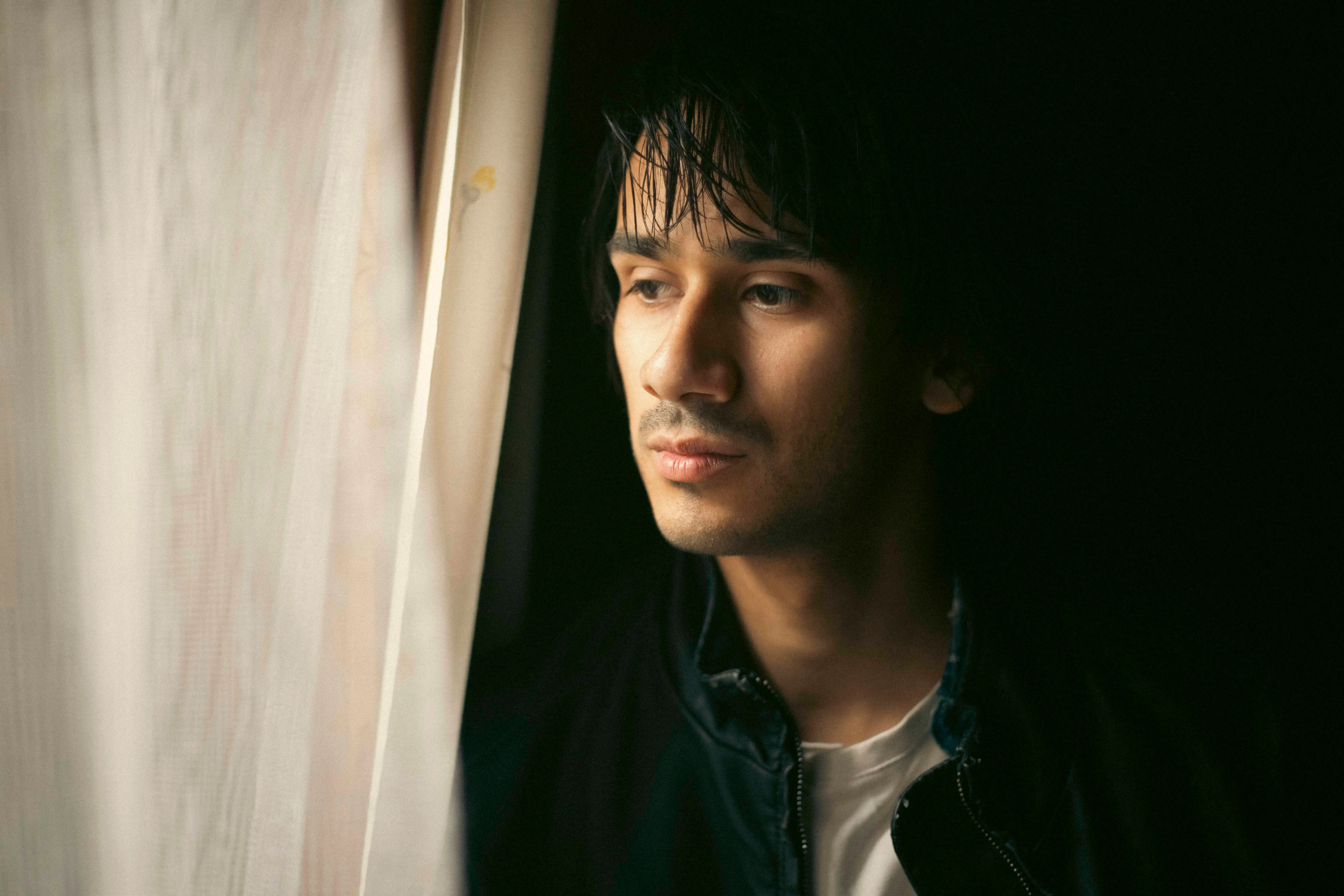 Útěk před odpovědností i brutalitou světa. Ponuré drama s Kozubem láká temným trailerem