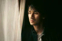 Útěk před odpovědností i brutalitou světa. Ponuré drama s Kozubem láká temným trailerem