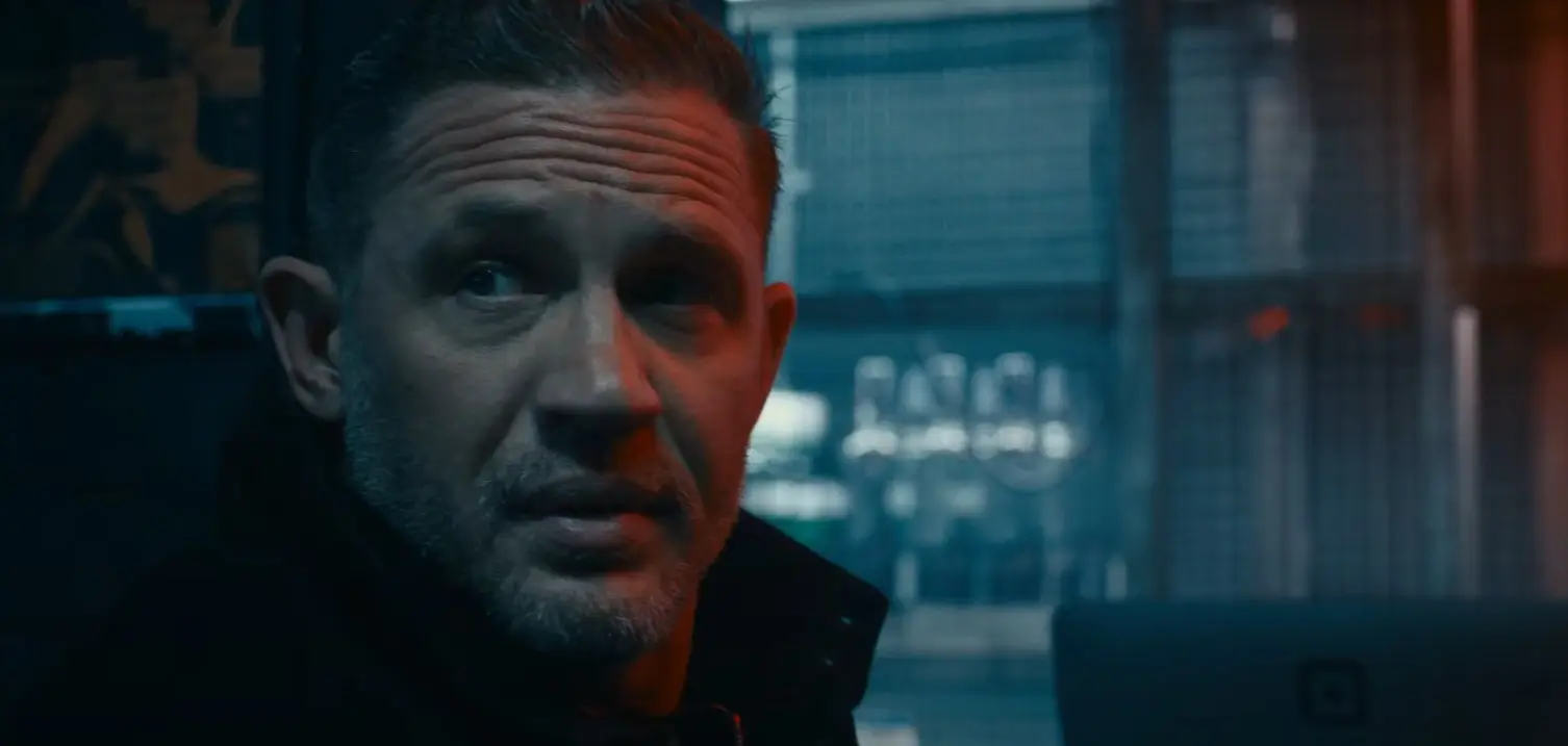 Nejhvězdnější seriál roku? Hardy a Brosnan válí v traileru na krvavou válku gangů