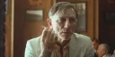 Teplouš Daniel Craig chlastá a hledá lásku. Queer si najde cestu jen k trpělivým divákům