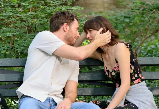 Návrat klasických romantik? Milovaný žánr ožívá s materialisty Pascalem, Johnson a Evansem