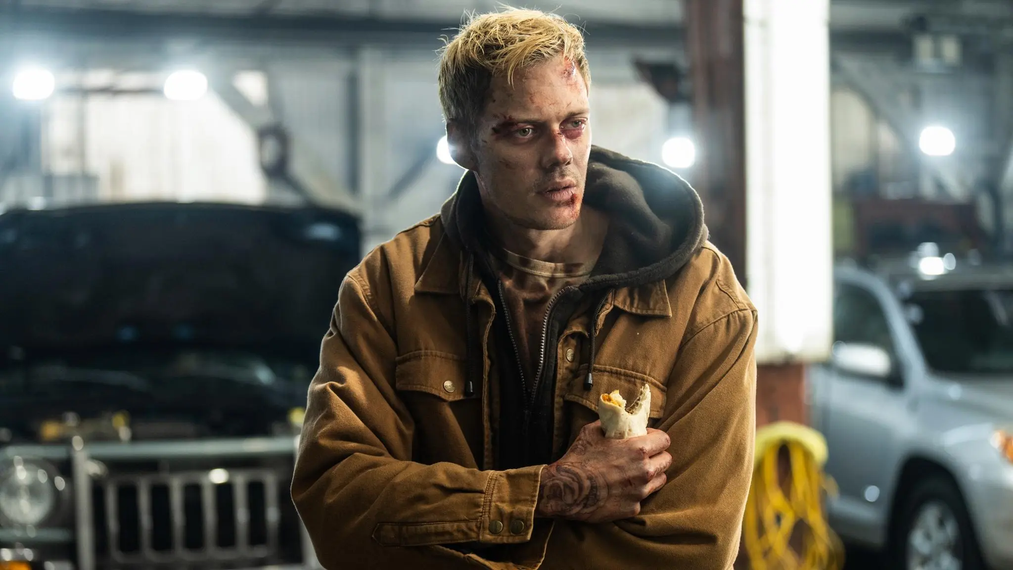 Recenze: V pasti je svižný, byť trochu uspěchaný thriller. Nabízí souboj o přežití v luxusním autě