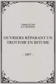 Ouvriers réparant un trottoir en bitume