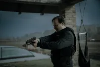 Stvůry pracují s drsným stylem severských detektivek. Zůstávají ale na půli cesty