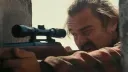 DiCaprio na útěku a střelba nad těhotenským břichem. Záběry z nejtajemnějšího filmu roku budí očekávání