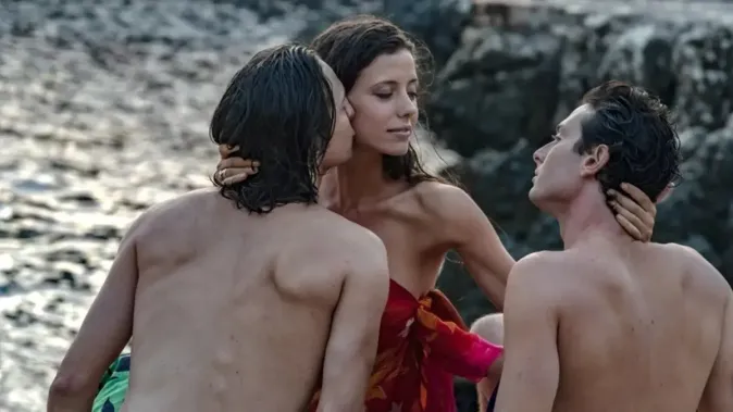 VOD tipy: Svůdná Parthenope, lovci démonů i chválený český film