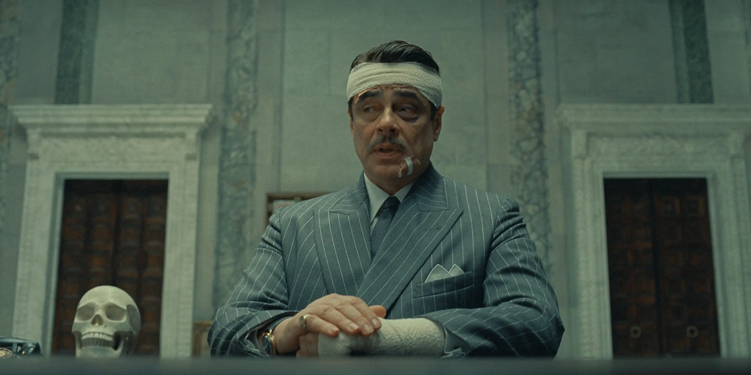 Wes Anderson zosnoval Fénické spiknutí. Hvězdný trailer připomíná Grandhotel Budapešť