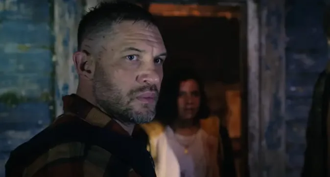 Tom Hardy propichuje hlavy. Totální rozklad slibuje v traileru brutální akční jatka
