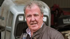 Urazil naprosto každého a stal se automobilovým postrachem. Jeremy Clarkson je v 65 výjimečnou hvězdou