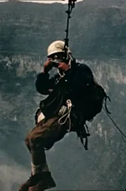 Comme uńe araignée sur son fil