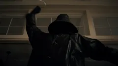 Karma s pořádně ostrým hákem. Kultovní Tajemství loňského léta se vrací v krvavém traileru