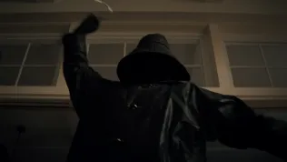 Karma s pořádně ostrým hákem. Kultovní Tajemství loňského léta se vrací v krvavém traileru