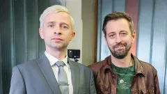 Parťák na baterky vám k srdci nepřiroste. Nabízí slušnou satiru, ale slabou komedii