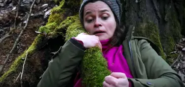Bába pod kořenem se dočkala vlastního filmu. Trailer je ještě šílenější, než byste čekali