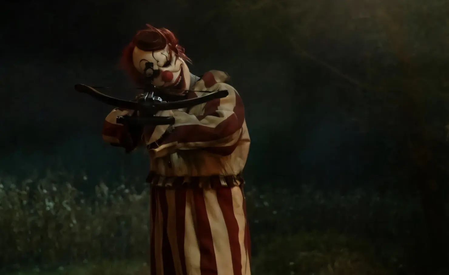 Klaun v kukuřičném poli