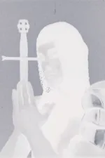 Figura de guerrero sobre fondo gris