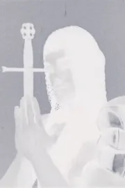 Figura de guerrero sobre fondo gris