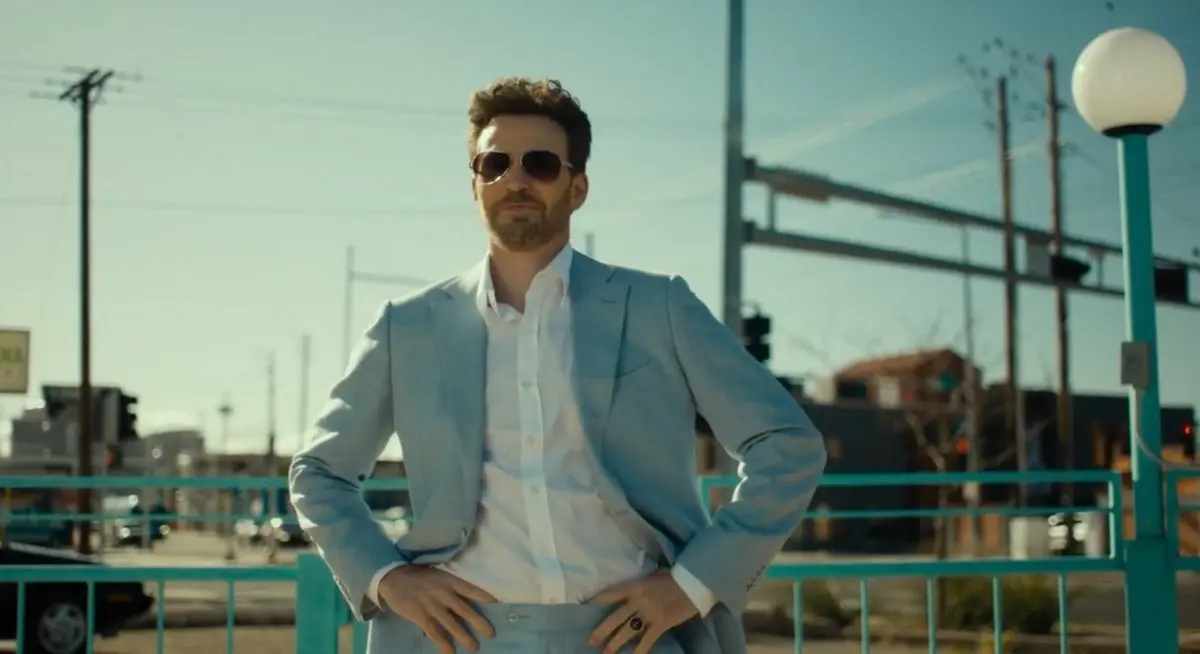 Chris Evans vede sektu. Trailer na Honey, Don't! představuje bizarní komedii Ethana Coena.