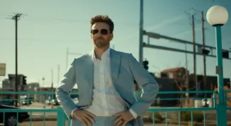 Chris Evans vede sektu. Trailer na Honey, Don't! představuje bizarní komedii Ethana Coena.