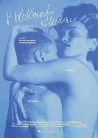 V bleděmodré oblečeni