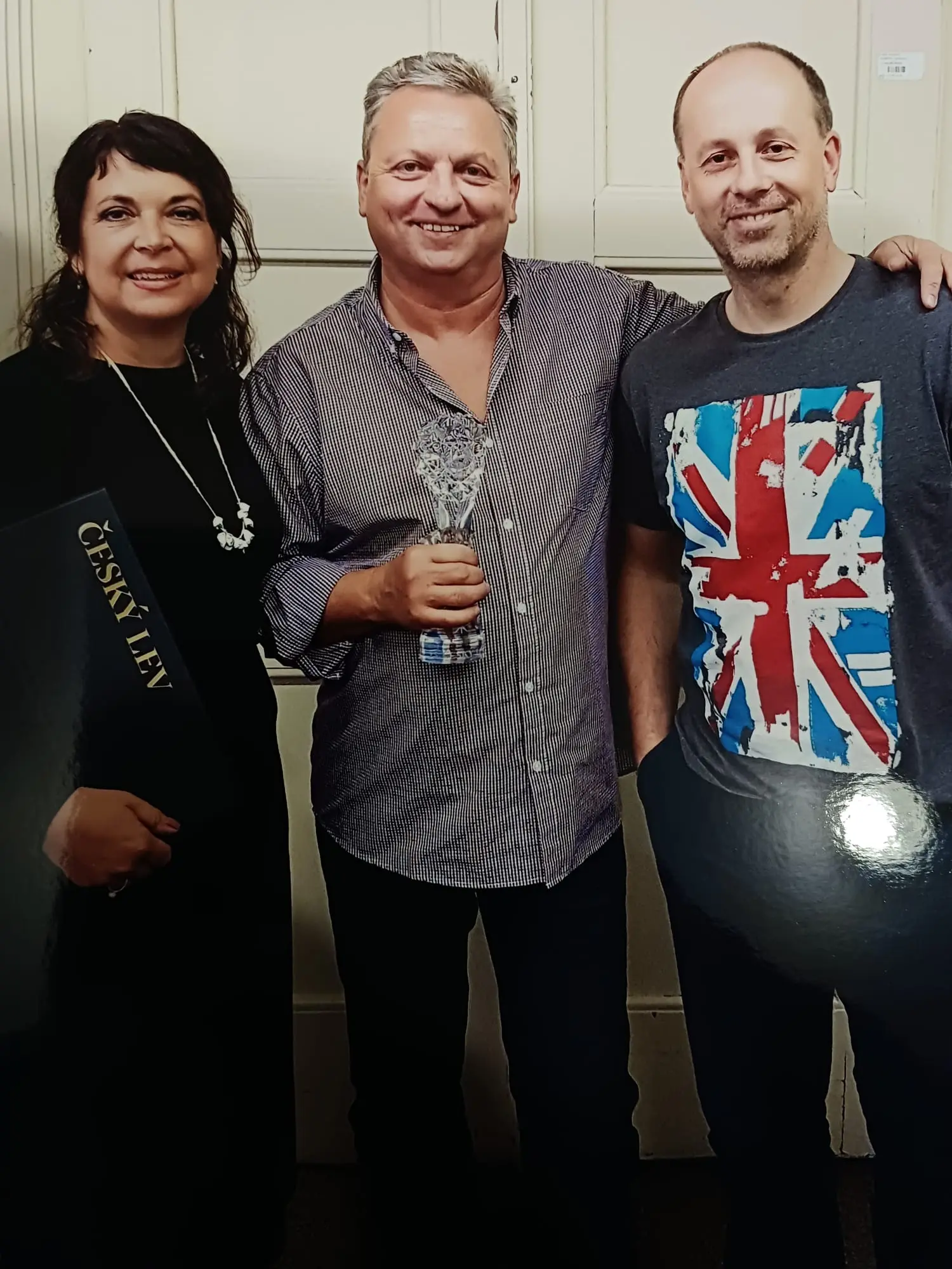 Kreativní producentka ČT Kateřina Ondřejková, plukovník Luboš Valerián a dramaturg Martin Novosad s Českým lvem za seriál Spravedlnost 