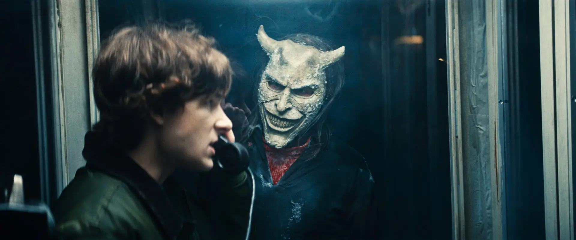 Šílený vrah se chce mstít. Černý telefon 2 ukazuje v traileru chvíle mrazivé hrůzy