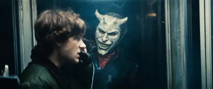 Šílený vrah se chce mstít. Černý telefon 2 ukazuje v traileru chvíle mrazivé hrůzy