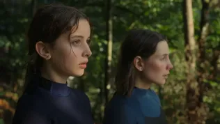 Jak překlenout divoké peřeje dospívání? Na druhé straně léta je naturalistickým i magickým dramatem