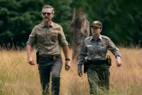 V srdci krásné divočiny bují Živel. Hvězdy Tróji a Jurského parku září v traileru na napínavou krimi