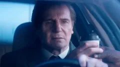 Nová generace přešlapů. Liam Neeson a Pamela Anderson řádí v traileru na Bláznivou střelu