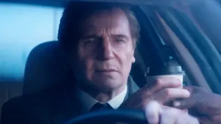 Nová generace přešlapů. Liam Neeson a Pamela Anderson řádí v traileru na Bláznivou střelu